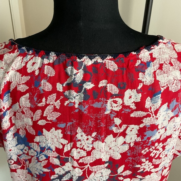 20. Lucky Brand Red and White Graphic Cap Sleeve Blouse Size Medium - Picture 8 of 9